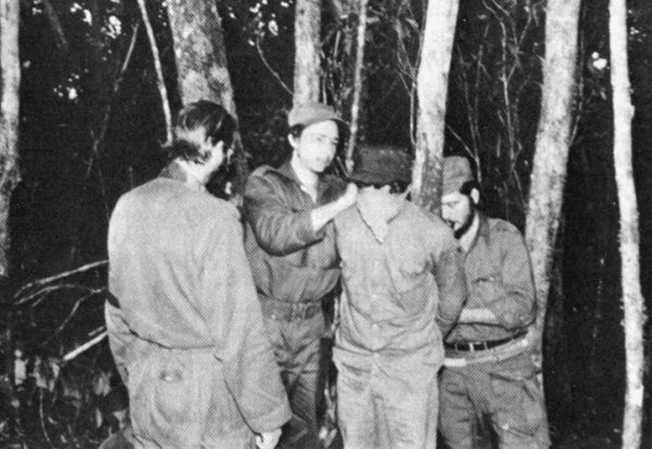 Fidel et Raul Castro jouent à colin maillard avec un ami.
