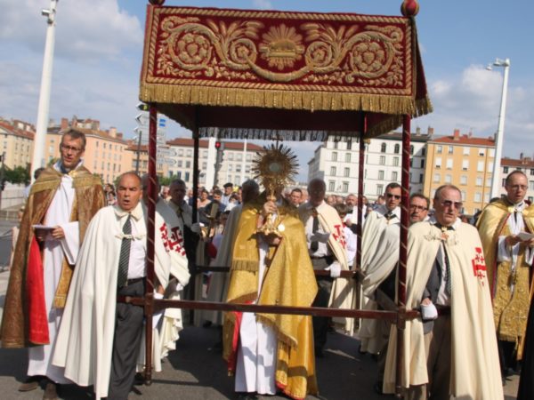 procession-fete-dieu-actu