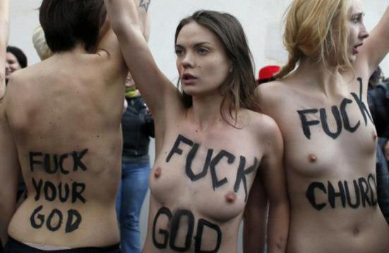 La police ukrainienne arrête une Femen qui manifestait contre le retour de Saakashvili en Ukraine