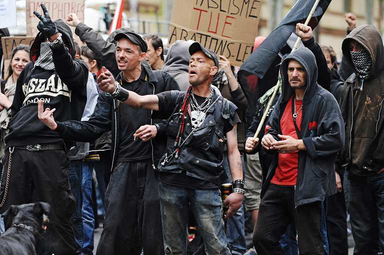 Tensions entre la police et les partisans des antifas condamnés à des peines de prison à Paris
