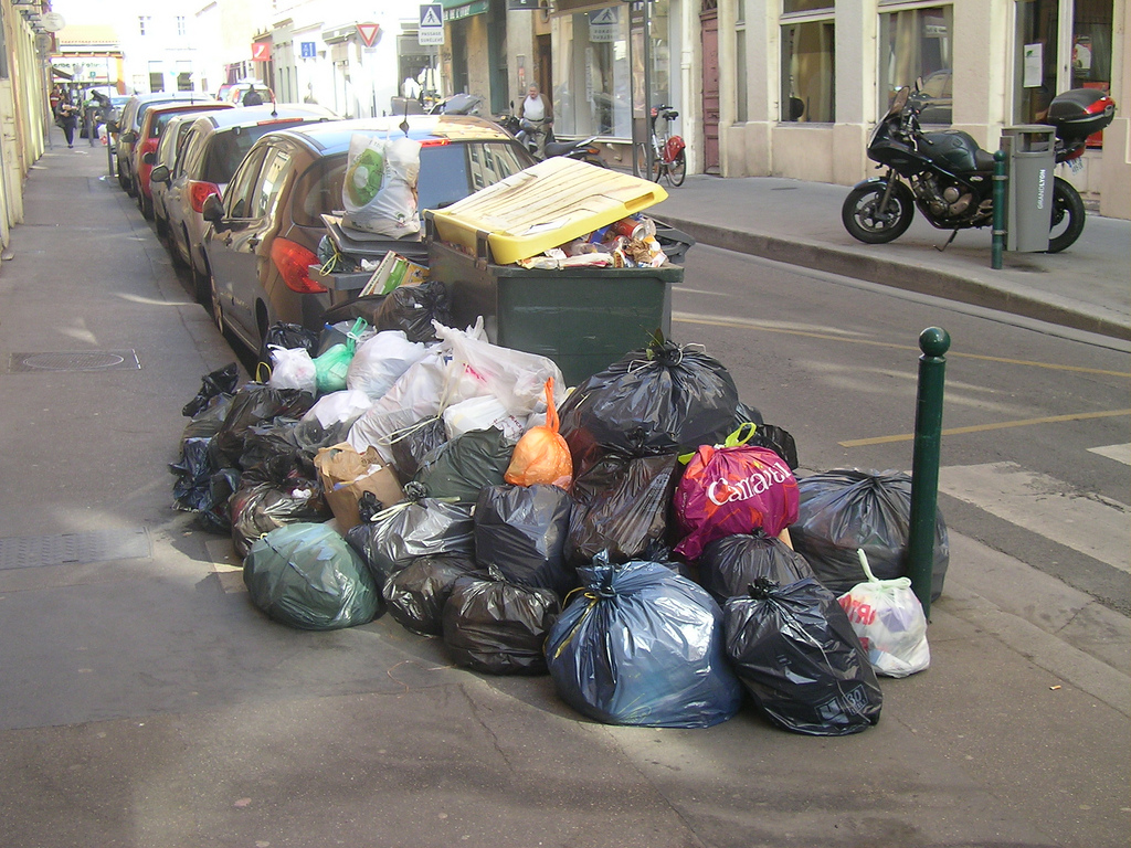 À Bordeaux, une grève des éboueurs qui dure depuis plus de dix jours