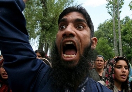 Un musulman tente d’égorger ses voisins parce qu’ils refusaient qu’il épouse leur fille mineure… de 10 ans
