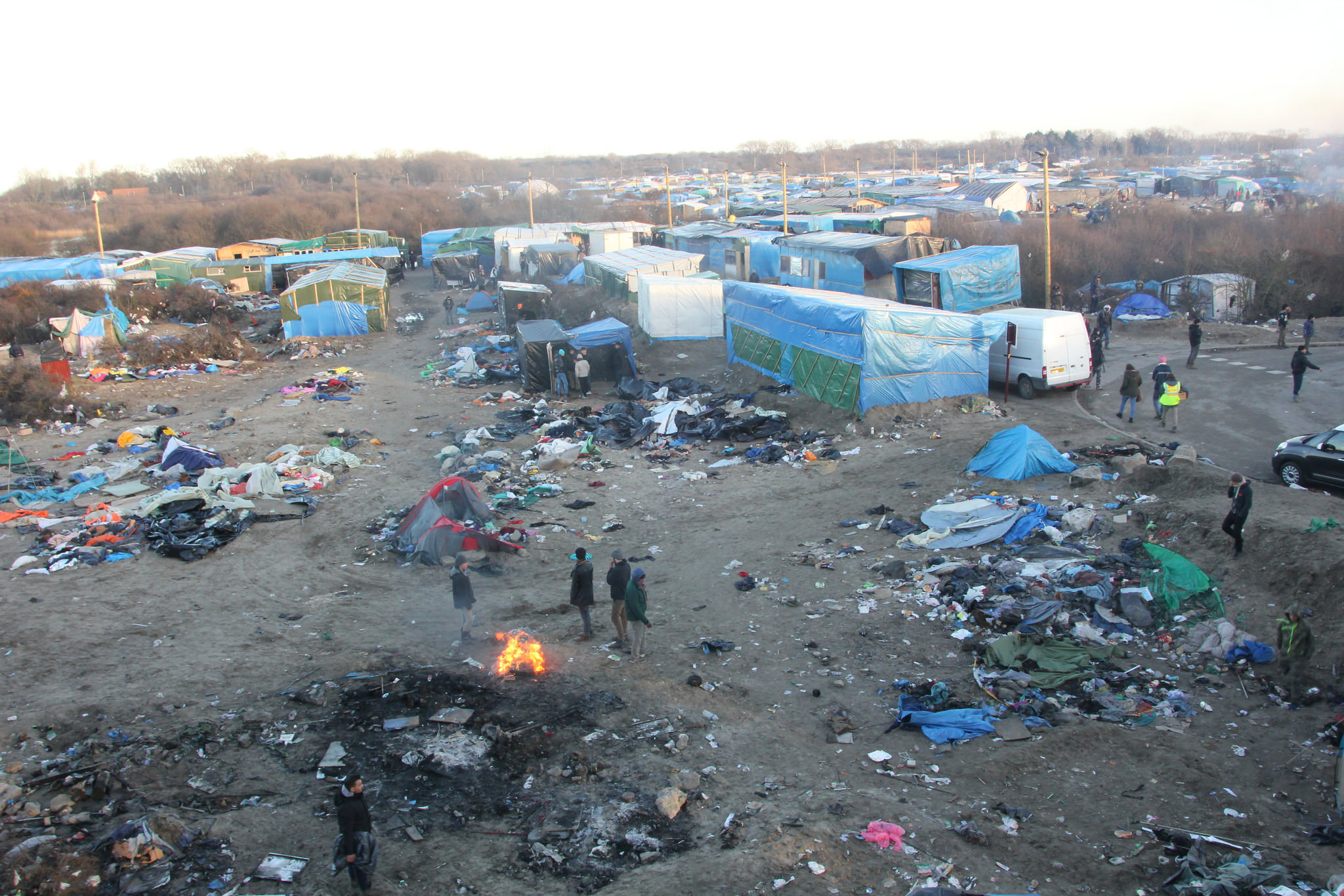 Calais : une dernière nuit sous tension avant le démantèlement de la “jungle”