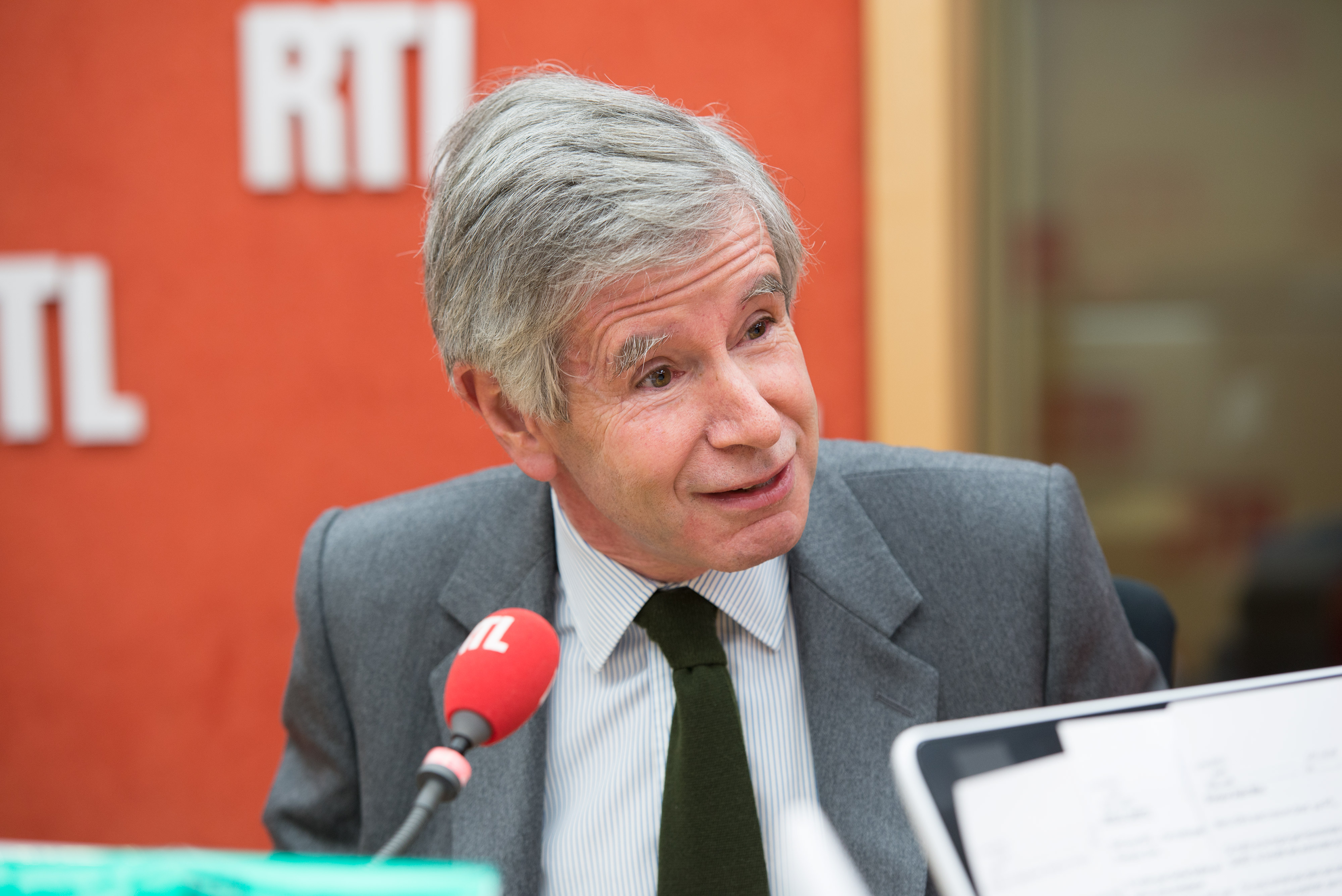 Alain Minc : “L’affaire Fillon, c’est parce que les politiques ne sont pas assez payés” (sic)