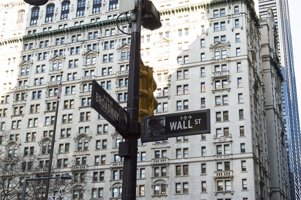 Comment expliquer la forte chute de la bourse de Wall Street ?