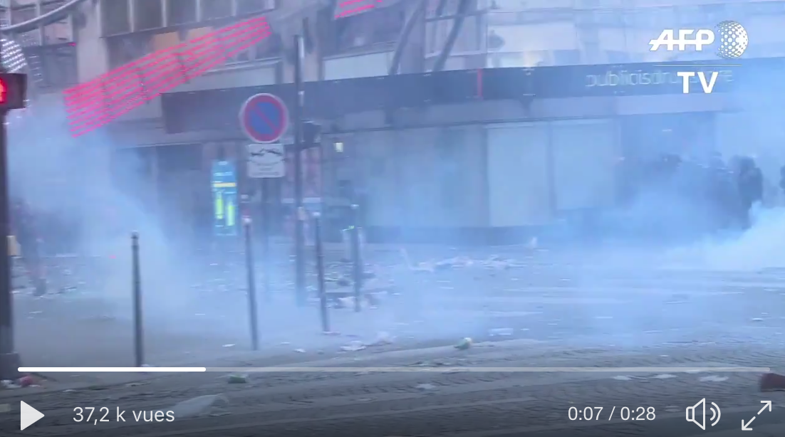 Champs-Élysées : une trentaine de casseurs cassent et pillent le Drugstore Publicis
