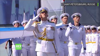 Quelque 40 navires et sous-marins défilent à Saint-Petersbourg pour la Journée de la Marine russe