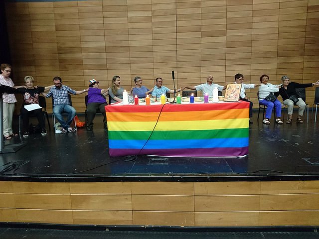 Après le mariage, le LGBT parodient la messe