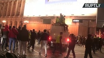 Paris : face-à-face tendu entre des centaines de Gilets jaunes et la police