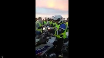 Quand des motards de la police enfilent leurs gilets jaunes (VIDÉO)