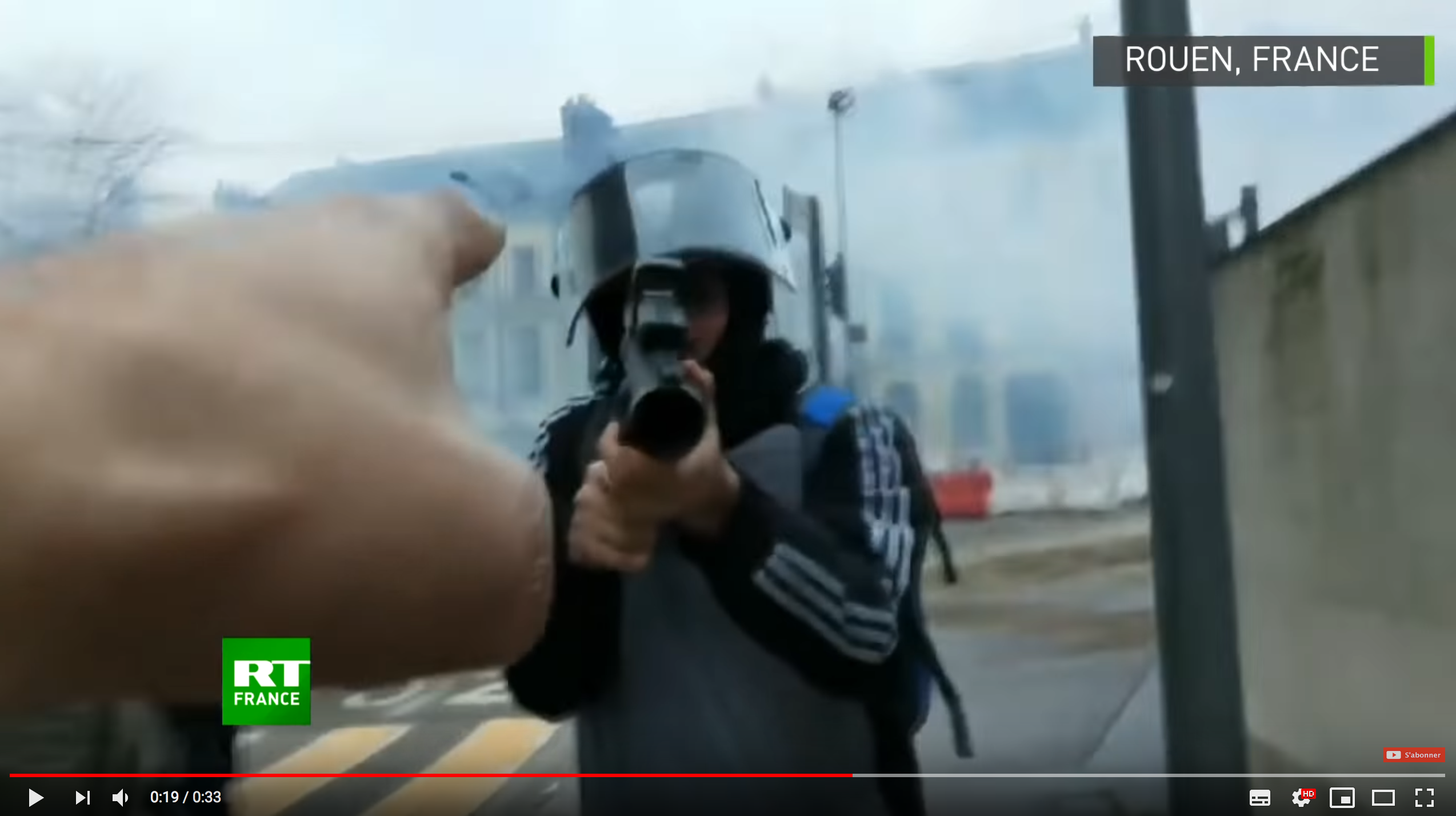 Gilets jaunes : la police cible un journaliste avec un flash-ball lors des manifestations à Rouen (VIDÉO)