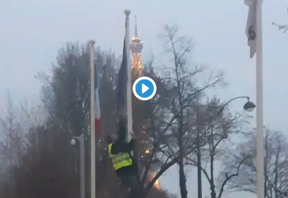 Acte VII : un Gilet Jaune arrache le drapeau de l’UE devant Radio France sous les vivats de ses camarades (VIDÉO)