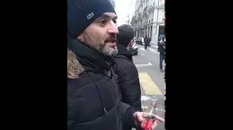 Des Gilets Jaunes manifestent devant les locaux de la banque Rothschild à Lyon (VIDÉO)