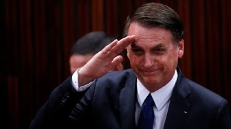 Jair Bolsonaro prête serment et jure que le Brésil “ne sera jamais rouge”