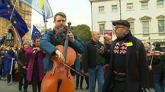 À Londres, les pro et les anti-Brexit désapprouvent le report du vote sur la sortie de l’UE