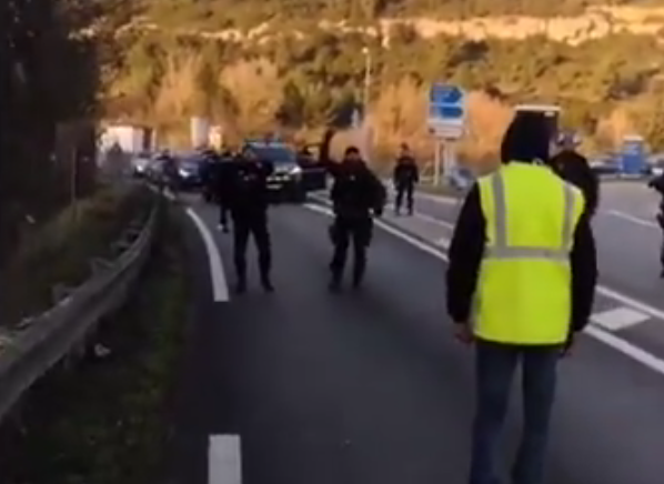 Un gendarme menace des Gilets Jaunes : “C’est une grenade… Le premier qui avance, il est mort !” (VIDÉO)
