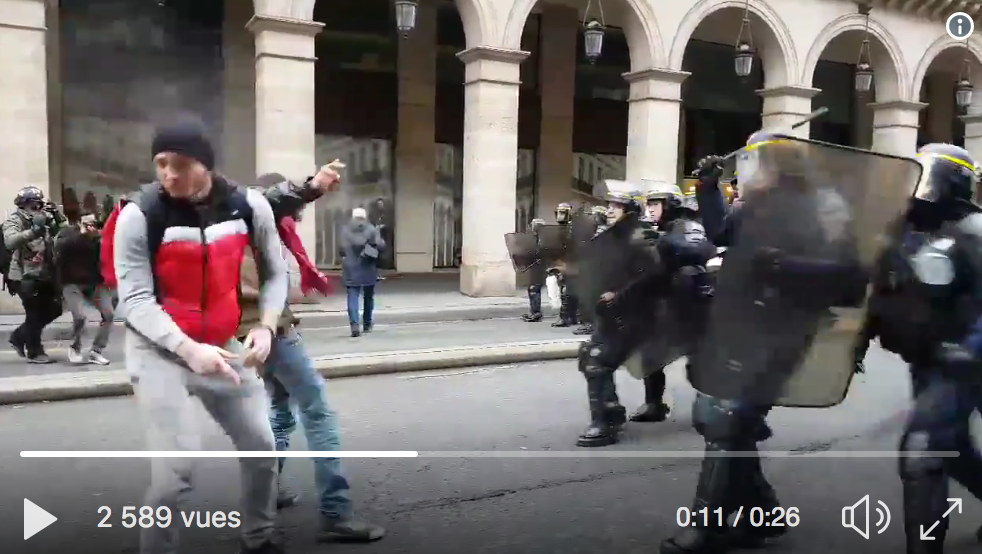 Premières tensions entre Gilets Jaunes et forces de l’ordre à Paris (VIDÉO)