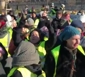 Avignon : les Gilets Jaunes femmes ne veulent pas de la présence de BFM TV (VIDÉO)