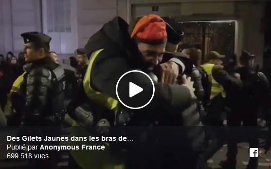 Des Gilets jaunes dans les bras des Gendarmes pour le Nouvel an ! (VIDÉO)