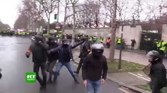Des heurts éclatent entre des Gilets jaunes et les forces de l’ordre à Paris (VIDÉO)