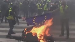 Des manifestants Gilets Jaunes brûlent le drapeau de l’Union Européenne (VIDÉO)