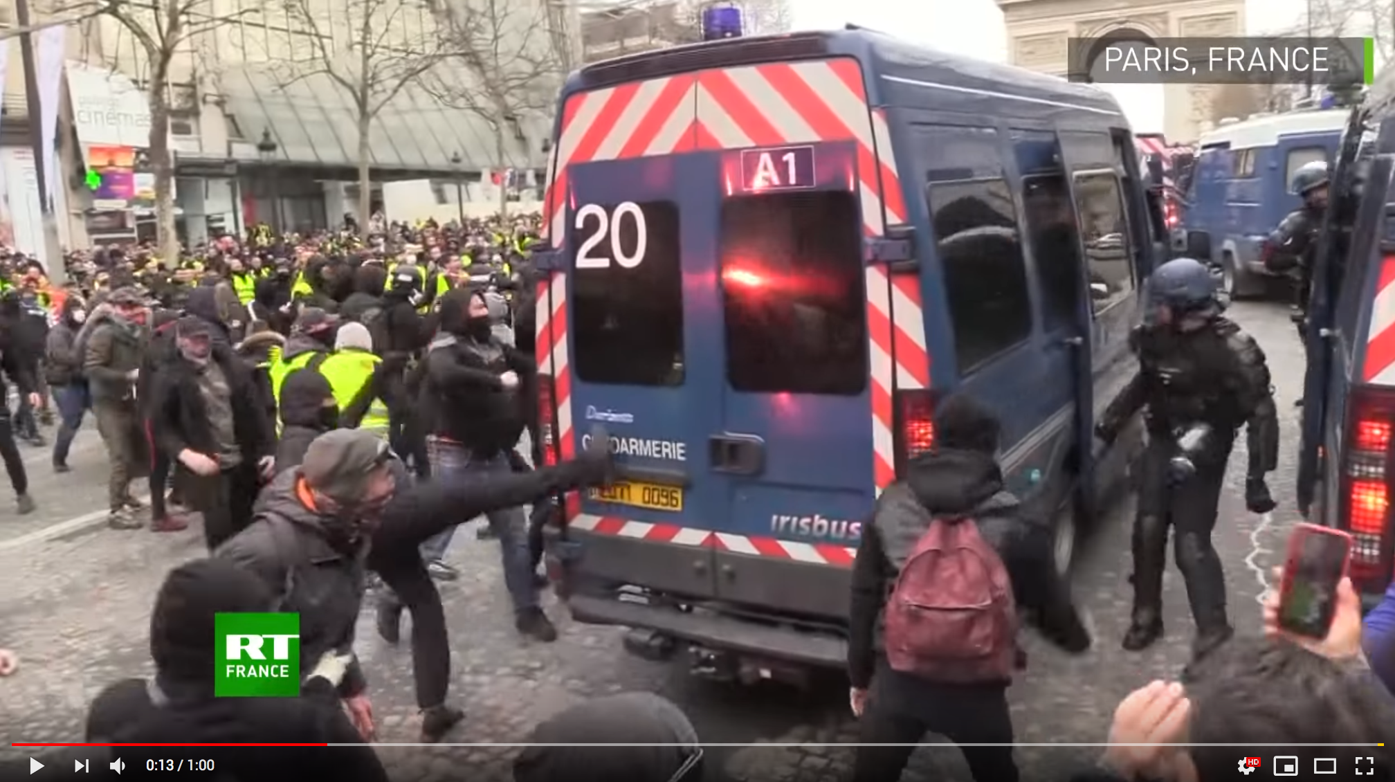 Acte 18 : des manifestants s’en prennent aux véhicules des forces de l’ordre sur les Champs-Élysées (VIDÉO)