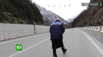 Russie : à 83 ans, elle parcourt 90 km par semaine pour livrer le courrier (VIDÉO)
