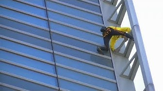 Le Spiderman français grimpe à la Défense pour “sauver Notre-Dame-de-Paris” (VIDÉO)