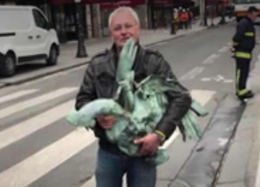 Notre-Dame : le coq retrouvé parmi les cendres (VIDÉO)