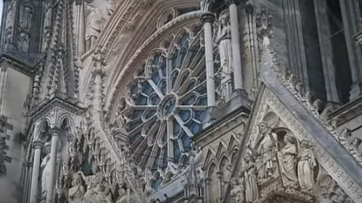 Pour reconstruire la charpente de la cathédrale de Reims, vingt longues années avaient été nécessaires…