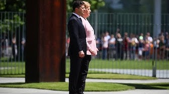 Et soudain, en pleine cérémonie, Angela Merkel se mit à trembler (VIDÉO)