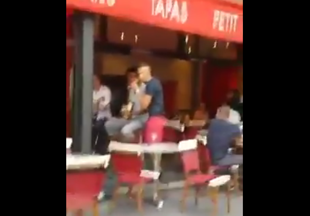 Une racaille hurle sur des bobos parisiens : “C’est le Ramadan, on arrête de boire, OK ? Chacun rentre chez lui, OK ?!!” avant de s’en prendre aux boissons alcoolisées d’une supérette (VIDÉOS)
