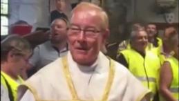 Eure : un prêtre entonne un chant anti-Macron (VIDÉO)