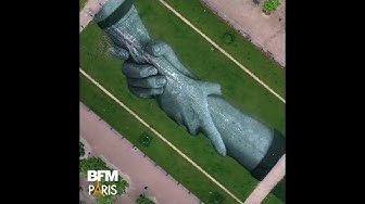 Au pied de la Tour Eiffel, une fresque immigrationniste en soutien à une ONG collabo des passeurs : SOS Méditerranée (VIDÉO)