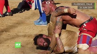 Florence : des gladiateurs des temps modernes s’affrontent lors d’un match de foot ultraviril (VIDÉO)