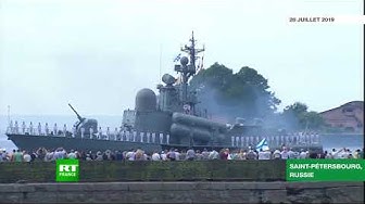 Les meilleures images du défilé naval à Saint-Pétersbourg (VIDÉO)