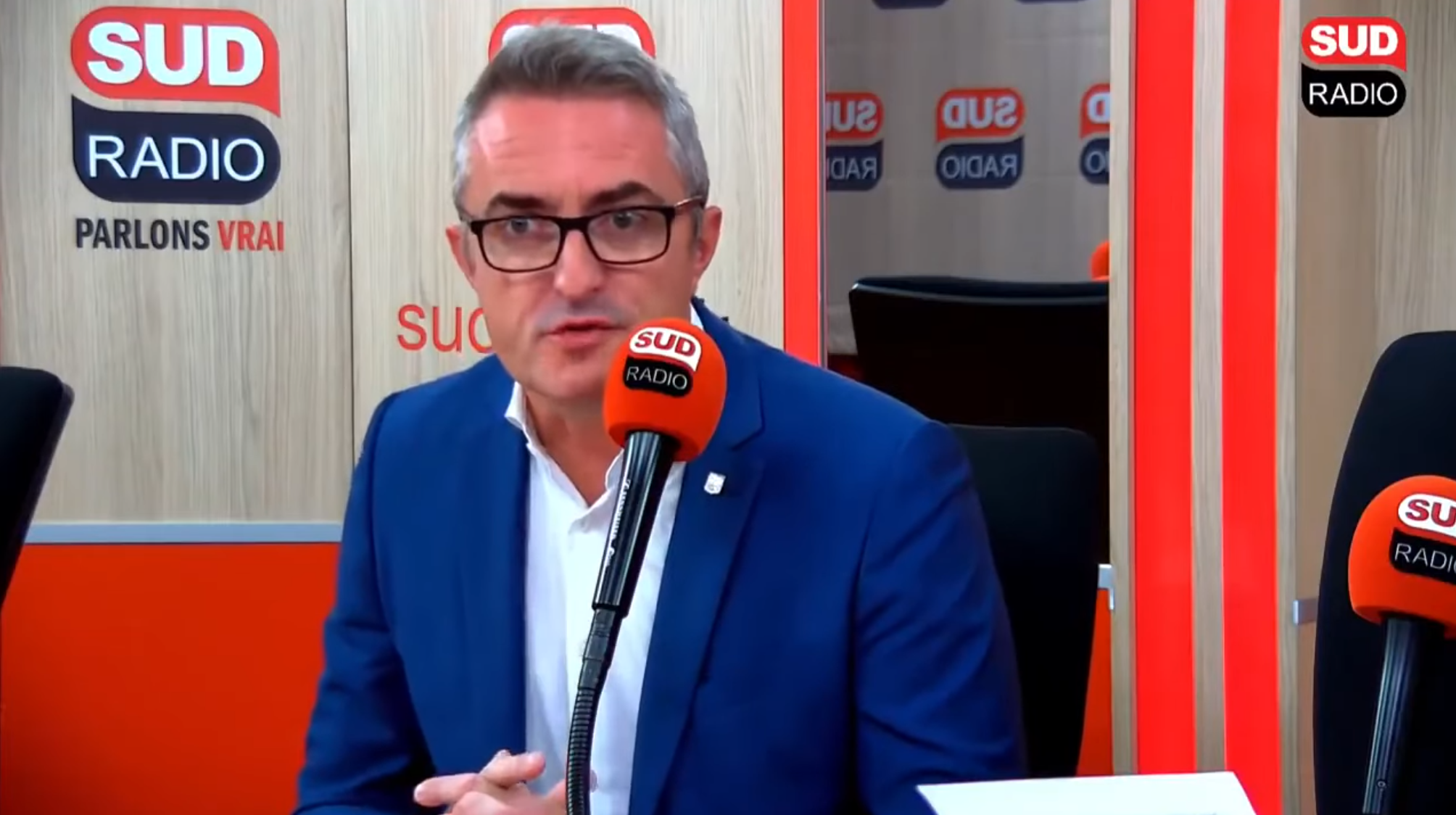 BFM TV : Stéphane Ravier placé à l’écart des autres invités parce que non-vacciné (VIDÉO)