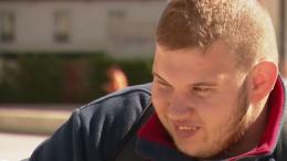 Qu’est devenu le jeune qui devait “traverser la rue pour trouver un emploi” ?