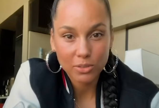 La chanteuse Alicia Keys fière que son fils de 4 ans demande à se peindre les ongles aux couleurs de l’arc-en-ciel…