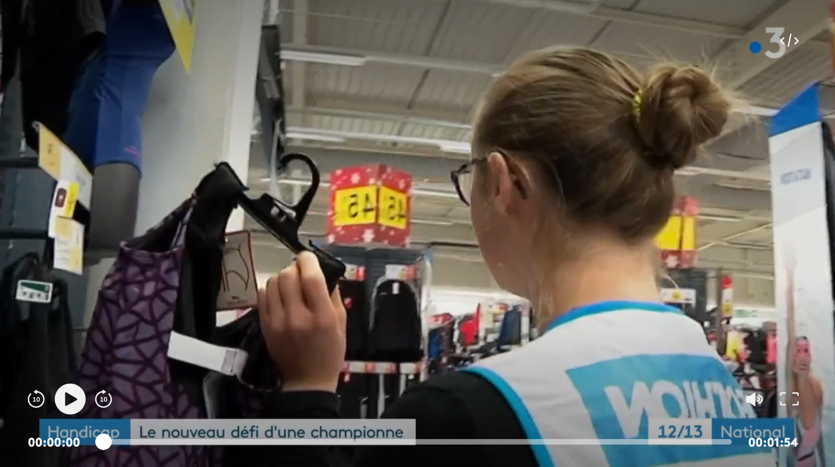 Travail : le nouveau défi d’une championne de natation, atteinte de trisomie 21 (REPORTAGE)