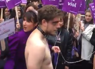 Marche contre les violences faites aux femmes : deux hommes promenés en laisse et fouettés par des féministes… (VIDEO)
