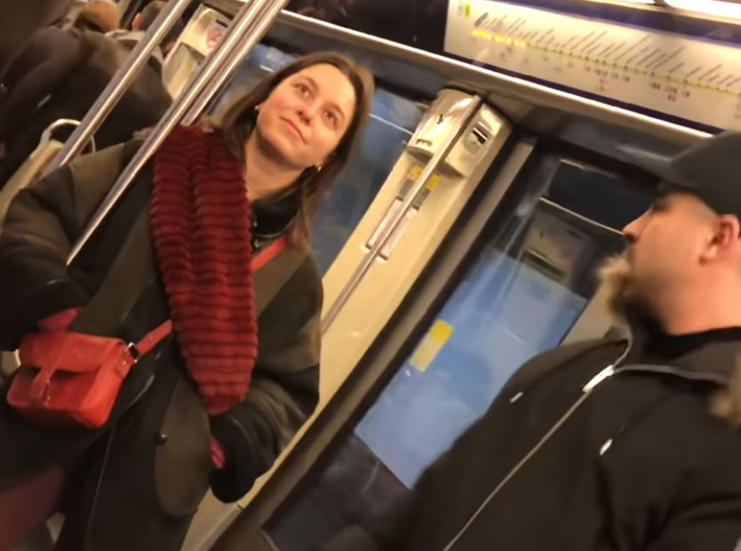 Un Maghrébin tabasse sans raison une jeune femme dans le métro parisien (VIDÉO)