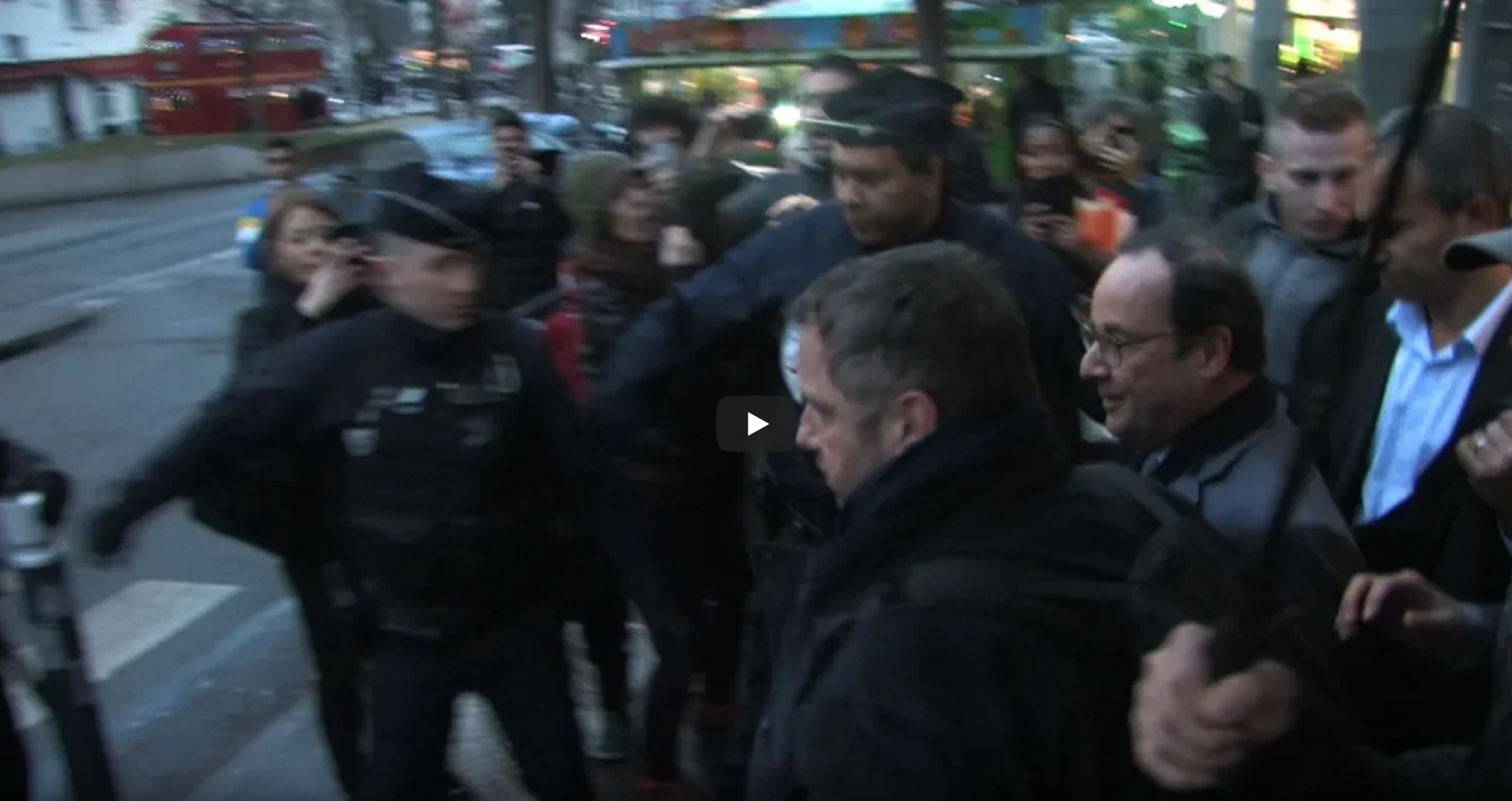 François Hollande exfiltré d’une librairie à Montreuil suite à une manifestation d’extrême gauche (VIDÉO)