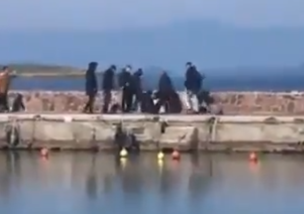 Des habitants de Lesbos attaquent des responsables d’ONG immigrationnistes et des journalopes de gauche (VIDÉO)