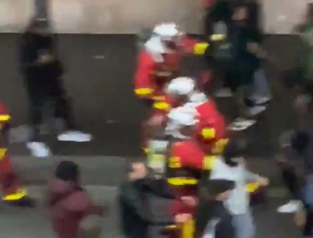 Gare de Lyon (Paris), vendredi : cette vidéo montre des Congolais empêcher les pompiers français d’éteindre l’incendie qu’ils ont allumé…