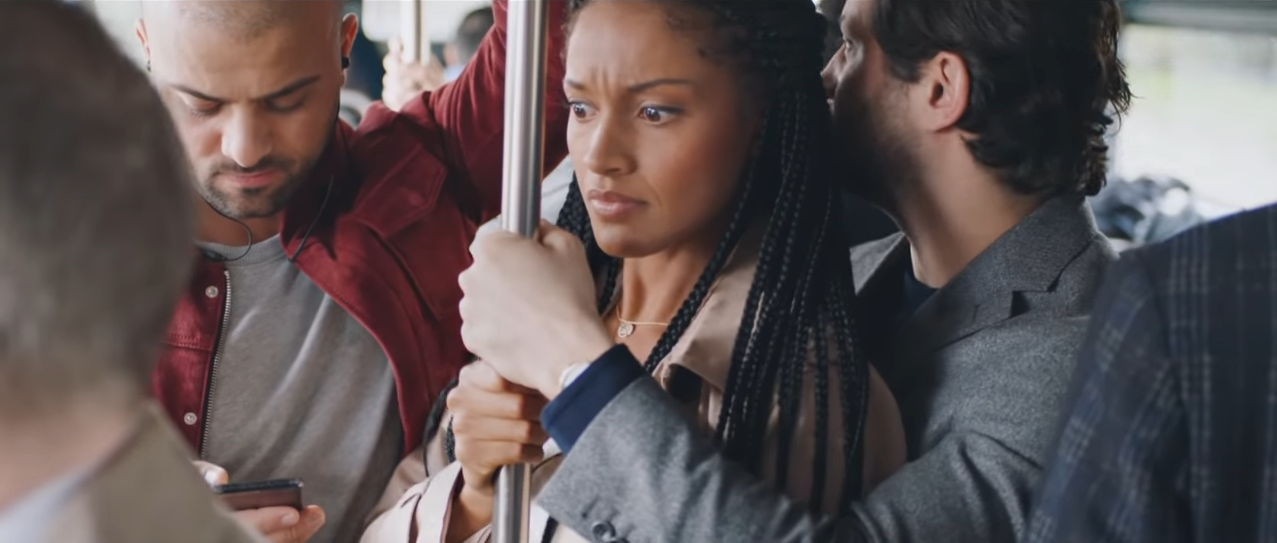 Le clip contre les harcèlements de rue produit par L’Oréal : les prédateurs sont tous blancs ! Pas un Noir ou un Arabe à l’horizon…