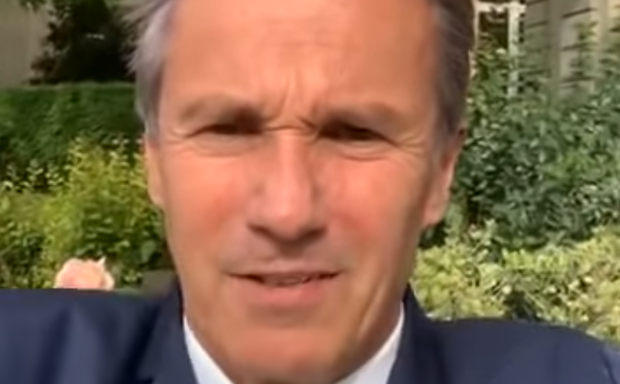 “15 000 soignants exclus : même l’Angleterre les a réintégrés… Sauvons la santé des Français !” (Nicolas Dupont-Aignan)