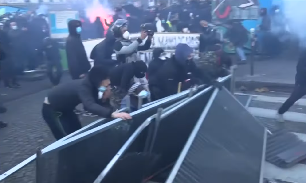 À Paris, tirs de lacrymogènes en marge du cortège contre la loi “sécurité globale” (VIDÉO)