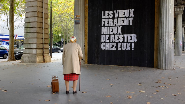 Vidéo / Les vieux feraient mieux de rester chez eux!