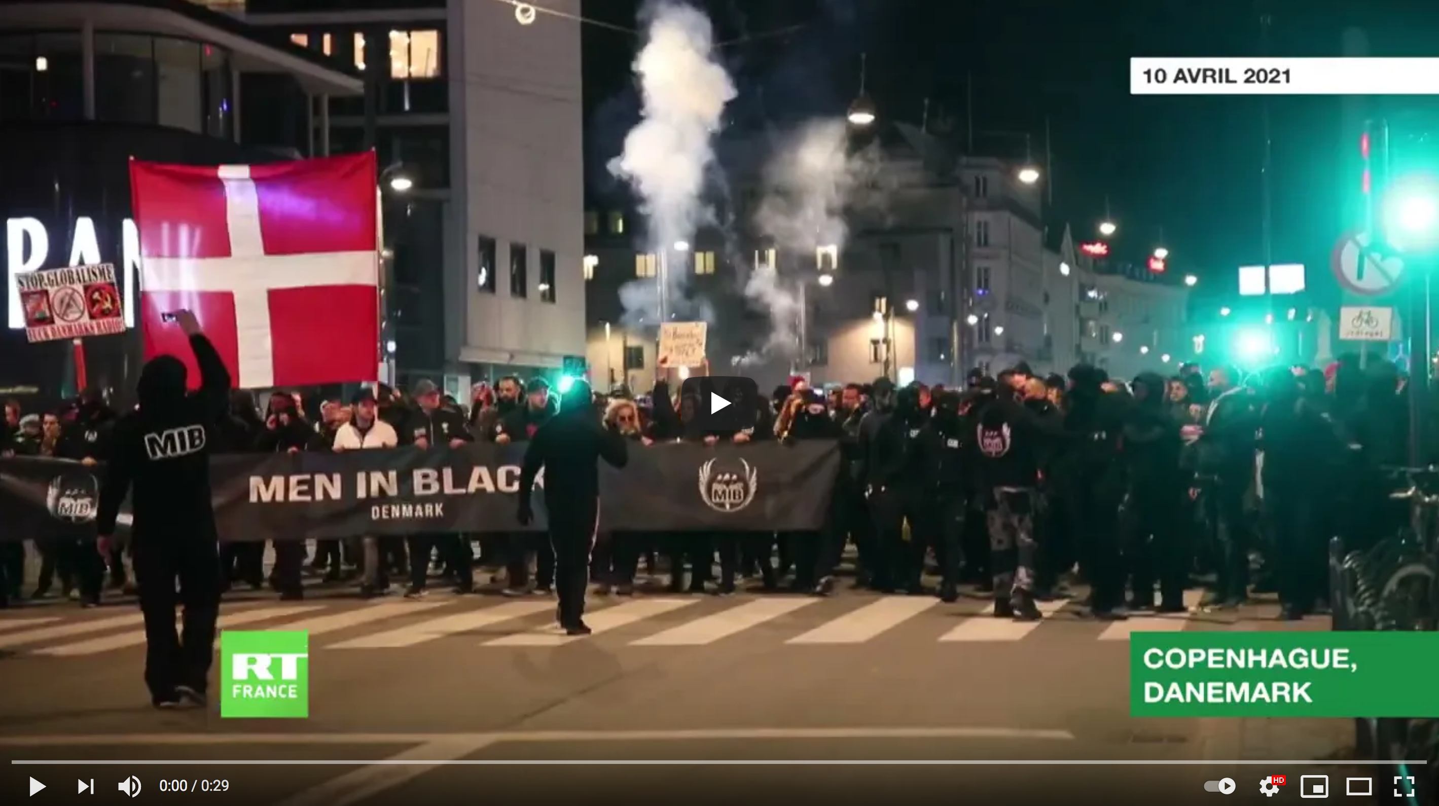 Après l’annonce du projet de « passeport vaccinal », les Men in Black manifestent au Danemark (VIDÉO)